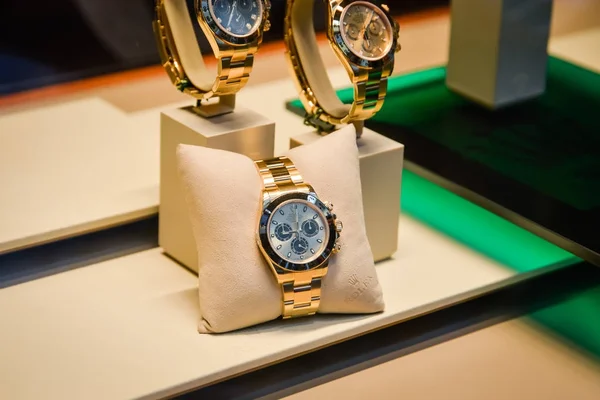 Milan, İtalya - 24 Eylül 2017: Rolex mağaza Milano'da. Fashio