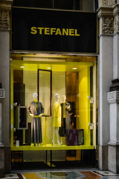 Milan, İtalya - 24 Eylül 2017: Stefanel mağaza Milano'da. Fas