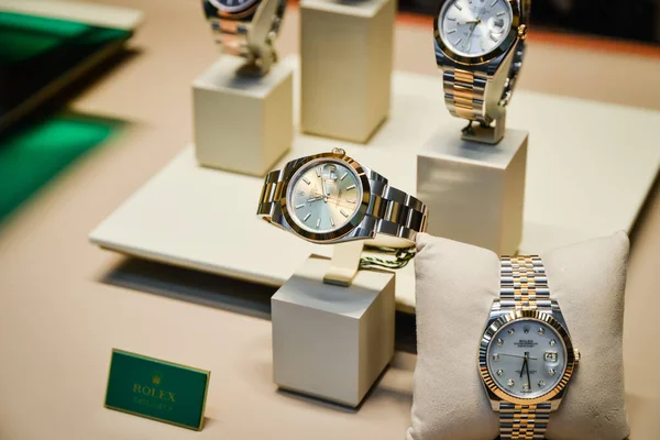 Milão, Itália - 24 de setembro de 2017: Loja Rolex em Milão. Fashio... — Fotografia de Stock