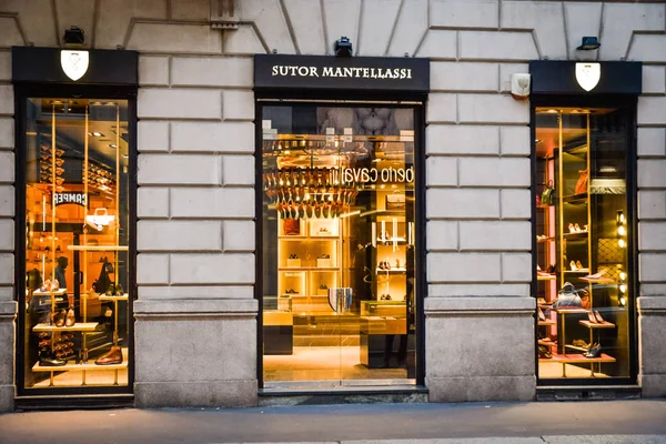 Milan, Italië - 24 September 2017: Sutor Mantellassi winkel in M — Stockfoto