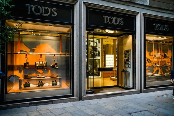 Milan, İtalya - 24 Eylül 2017: Tod's mağaza Milano'da. Fashio