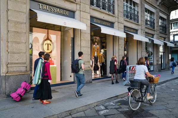 Milan, Olaszország - 2017. szeptember 24.: Trussardi store Milánóban. Fa — Stock Fotó