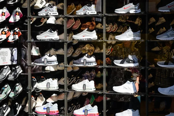 Descolorar El aparato bancarrota Nike shop fotos de stock, imágenes de Nike shop sin royalties |  Depositphotos