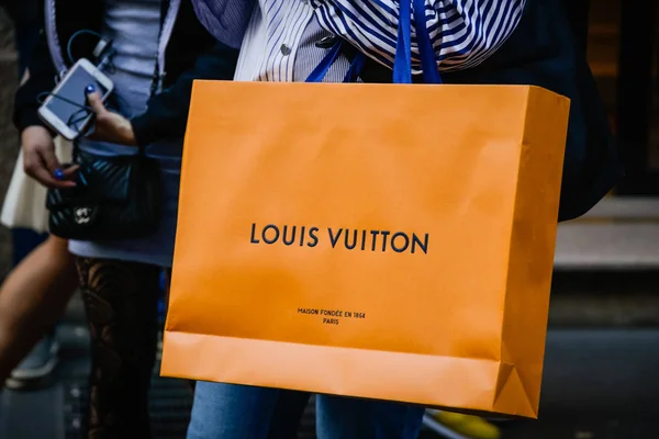 Mailand, italien - 24. september 2017: louis vuitton store in milan. Modewoche louis vuitton shopping Stockbild