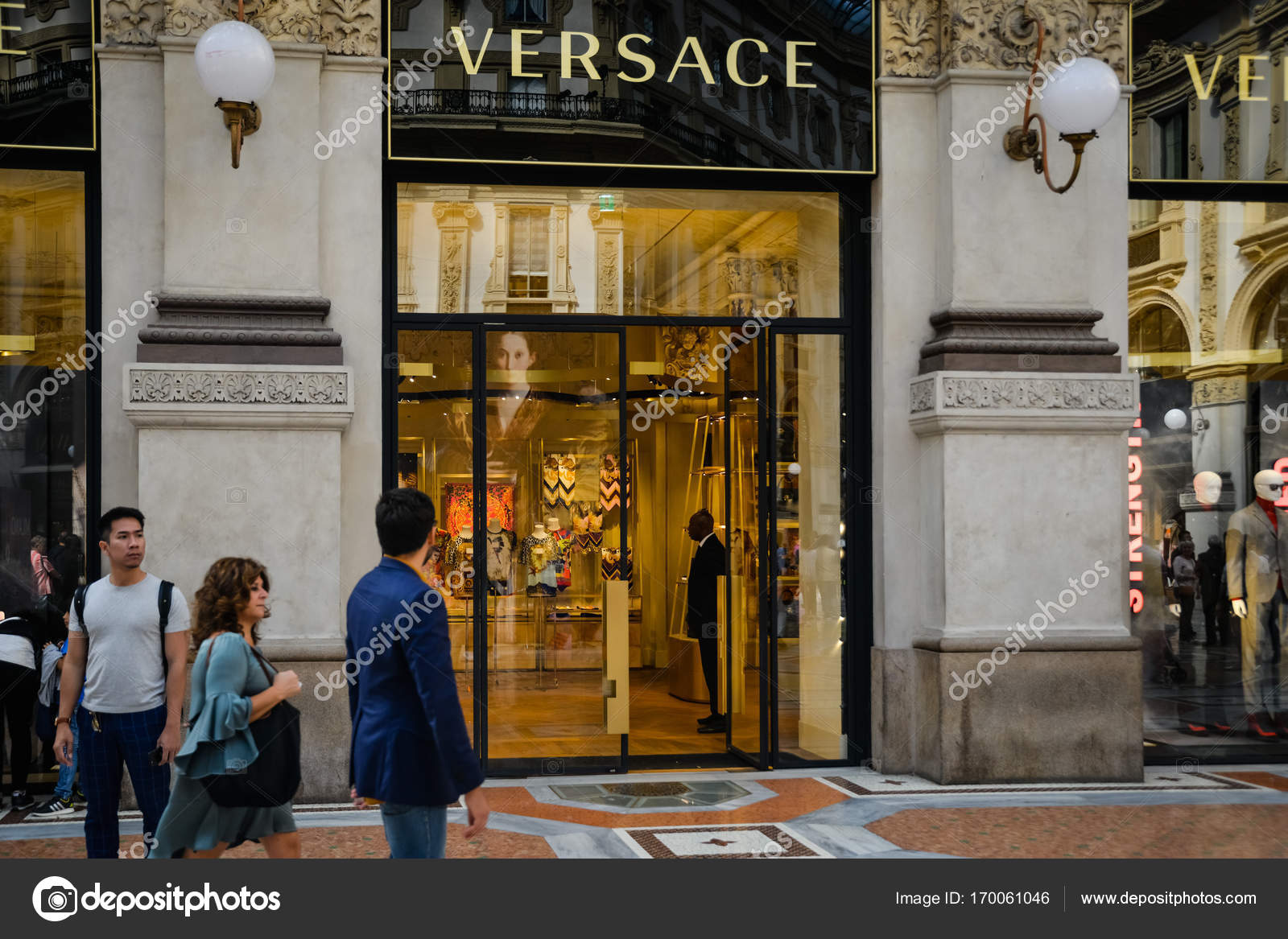 Ropa Elegante Para Mujer En Una Tienda De Moda De Milán. Fotos, retratos,  imágenes y fotografía de archivo libres de derecho. Image 94811292