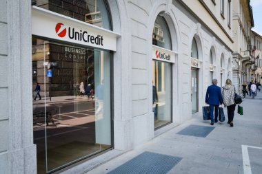 Milan, İtalya - 24 Eylül 2017: Unicredit Bankası Milano
