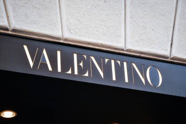 Milan, İtalya - 24 Eylül 2017: Valentino mağaza Milano'da. SK