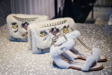 Milan, İtalya - 24 Eylül 2017: Valentino mağaza Milano'da. SK