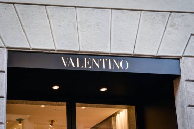 Milan, İtalya - 24 Eylül 2017: Valentino mağaza Milano'da. SK