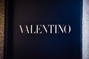 Milan, İtalya - 24 Eylül 2017: Valentino mağaza Milano'da. SK