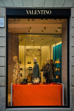 Milan, İtalya - 24 Eylül 2017: Valentino mağaza Milano'da. SK