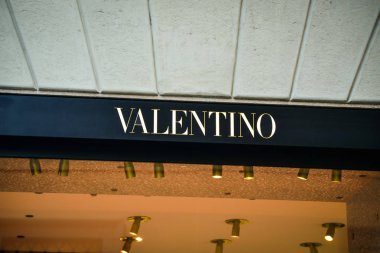 Milan, İtalya - 24 Eylül 2017: Valentino mağaza Milano'da. SK