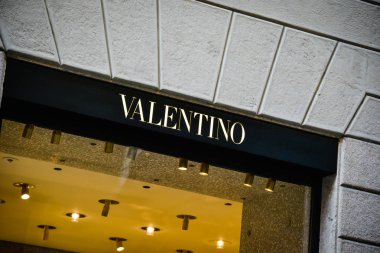 Milan, İtalya - 24 Eylül 2017: Valentino mağaza Milano'da. SK