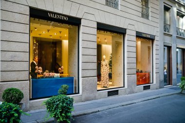 Milan, İtalya - 24 Eylül 2017: Valentino mağaza Milano'da. SK