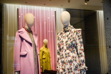 Milan, İtalya - 24 Eylül 2017: Valentino mağaza Milano'da. SK