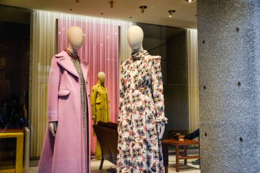 Milan, İtalya - 24 Eylül 2017: Valentino mağaza Milano'da. SK
