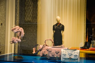 Milan, İtalya - 24 Eylül 2017: Valentino mağaza Milano'da. SK