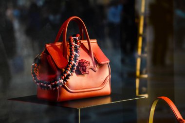 Milan, İtalya - 24 Eylül 2017: Versace mağaza Milano'da. Burak