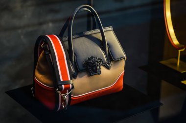 Milan, İtalya - 24 Eylül 2017: Versace mağaza Milano'da. Burak