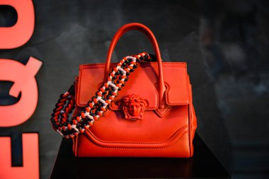 Milan, İtalya - 24 Eylül 2017: Versace mağaza Milano'da. Burak