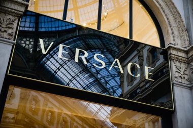 Milan, İtalya - 24 Eylül 2017: Versace mağaza Milano'da. Burak