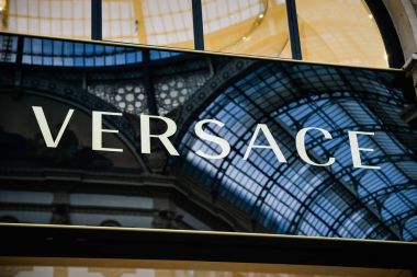 Milan, İtalya - 24 Eylül 2017: Versace mağaza Milano'da. Burak