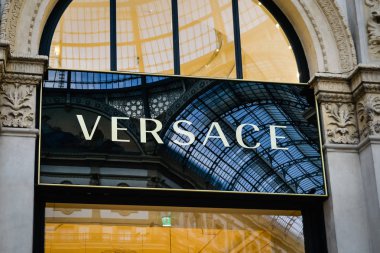 Milan, İtalya - 24 Eylül 2017: Versace mağaza Milano'da. Burak