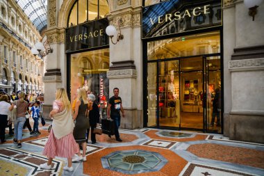 Milan, İtalya - 24 Eylül 2017: Versace mağaza Milano'da. Burak
