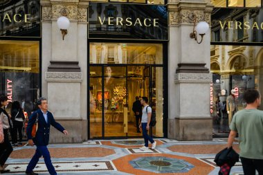 Milan, İtalya - 24 Eylül 2017: Versace mağaza Milano'da. Burak