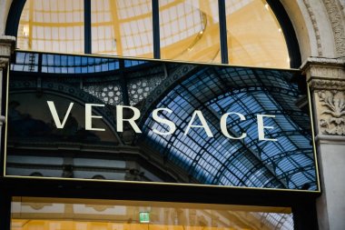 Milan, İtalya - 24 Eylül 2017: Versace mağaza Milano'da. Burak