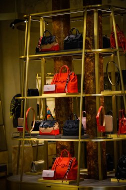 Milan, İtalya - 24 Eylül 2017: Versace mağaza Milano'da. Burak