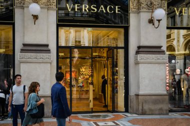 Milan, İtalya - 24 Eylül 2017: Versace mağaza Milano'da. Burak