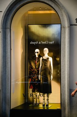 Milan, İtalya - 24 Eylül 2017: Versace mağaza Milano'da. Burak