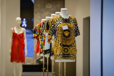 Milan, İtalya - 24 Eylül 2017: Versace mağaza Milano'da. Burak