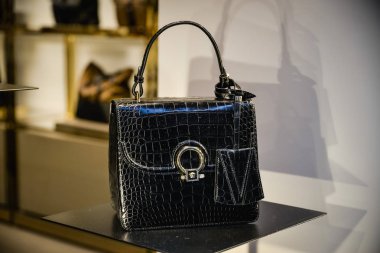 Milan, İtalya - 24 Eylül 2017: Versace mağaza Milano'da. Burak