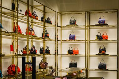 Milan, İtalya - 24 Eylül 2017: Versace mağaza Milano'da. Burak