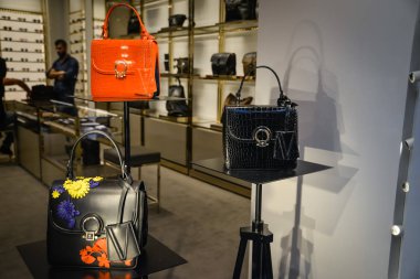 Milan, İtalya - 24 Eylül 2017: Versace mağaza Milano'da. Burak