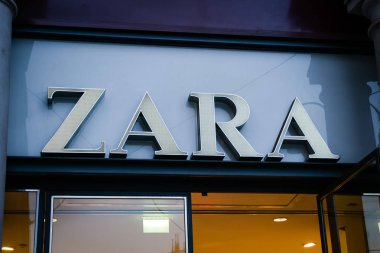 Milan, İtalya - 24 Eylül 2017: Zara mağaza Milano'da. Moda