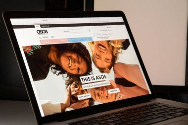 Milan, İtalya - 7 Mayıs 2017: Asos Web sitesi ana. Bu bir İngiliz moda e-ticaret mağaza var. Logo