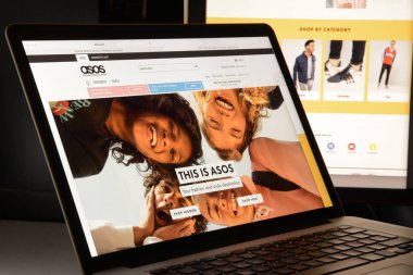 Milan, İtalya - 7 Mayıs 2017: Asos Web sitesi ana. Bu bir İngiliz moda e-ticaret mağaza var. Logo