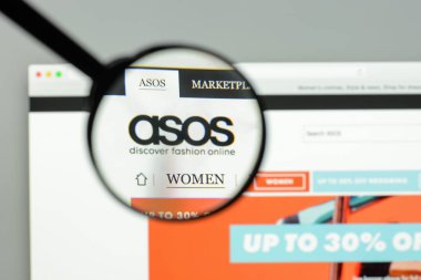 Milan, İtalya - 7 Mayıs 2017: Asos Web sitesi ana. Bu bir İngiliz moda e-ticaret mağaza var. Logo