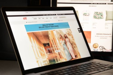 Milan, İtalya - 7 Mayıs 2017: H ve M marka Web sitesi ana. Bir f olduğunu