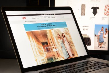 Milan, İtalya - 7 Mayıs 2017: H ve M marka Web sitesi ana. Bir f olduğunu