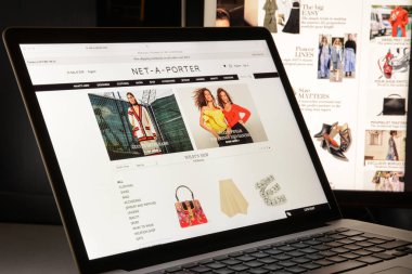 Milan, İtalya - 7 Mayıs 2017: Net-a-porter çok marka Web sitesi hom