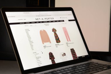 Milan, İtalya - 7 Mayıs 2017: Net-a-porter çok marka Web sitesi hom