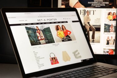 Milan, İtalya - 7 Mayıs 2017: Net-a-porter çok marka Web sitesi hom