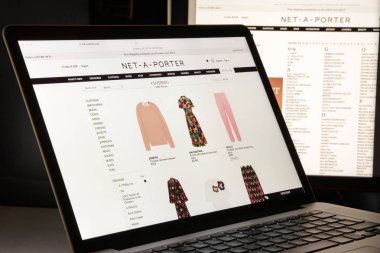 Milan, İtalya - 7 Mayıs 2017: Net-a-porter çok marka Web sitesi hom