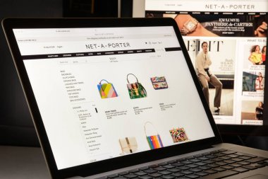 Milan, İtalya - 7 Mayıs 2017: Net-a-porter çok marka Web sitesi hom