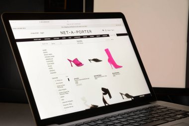 Milan, İtalya - 7 Mayıs 2017: Net-a-porter çok marka Web sitesi hom