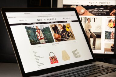 Milan, İtalya - 7 Mayıs 2017: Net-a-porter çok marka Web sitesi hom